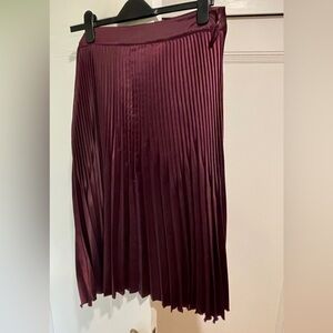 Elegant Burgundy Pleated Skirt Size: 10-12.
